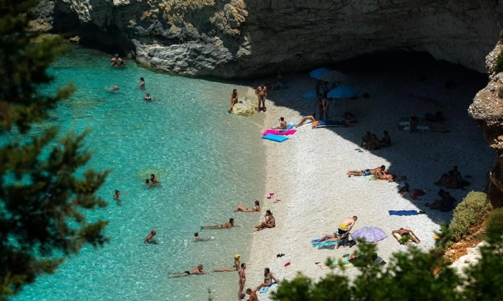 BBC: Μπορεί η Ελλάδα να σώσει το καλοκαίρι της;